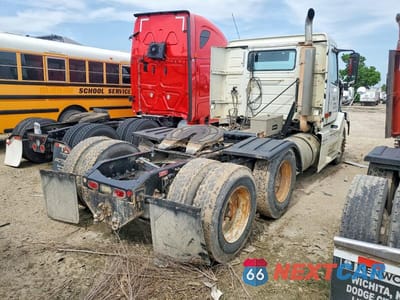 Czwarte zdjęcie samochodu z boku: 2006 VOLVO VNL SEMI TRUCK VIN:4V4NC9TGX6N421377 - miniatura
