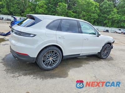 Trzecie zdjęcie samochodu z tyłu: 2025 PORSCHE CAYENNE VIN:WP1AA2AY7SDA07040 - miniatura