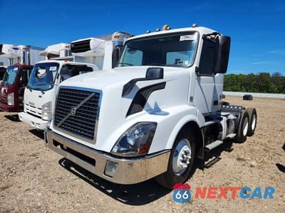 Drugie zdjęcie samochodu z przodu: 2016 VOLVO VNL SEMI TRUCK VIN:4V4NC9EG8GN974902 - miniatura