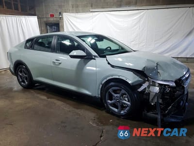 Czwarte zdjęcie samochodu z boku: 2026 KIA K4 LXS VIN:3KPFT4DE0TE252146 - miniatura