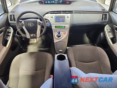 Zdjęcie 8 z 13 samochodu: 2015 TOYOTA PRIUS TWO VIN:JTDKN3DU2F1937962 - miniatura