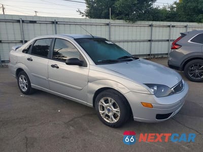 Czwarte zdjęcie samochodu z boku: 2005 FORD FOCUS ZX4 VIN:1FAFP34N05W220410 - miniatura
