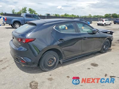 Trzecie zdjęcie samochodu z tyłu: 2021 MAZDA 3 SELECT VIN:JM1BPAKL2M1336962 - miniatura