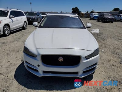 Piąte zdjęcie samochodu w środku: 2018 JAGUAR XE VIN:SAJAR4FX7JCP38885 - miniatura