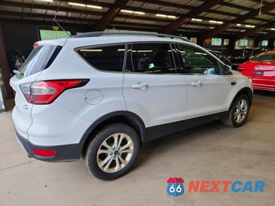 Trzecie zdjęcie samochodu z tyłu: 2018 FORD ESCAPE SE VIN:1FMCU9GD5JUB01295 - miniatura