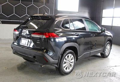 Trzecie zdjęcie samochodu z tyłu: 2024 TOYOTA COROLLA CROSS LE VIN:7MUBAABG3RV098589 - miniatura