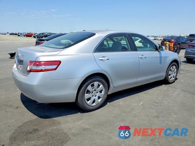 Trzecie zdjęcie samochodu z tyłu: 2010 TOYOTA CAMRY LE VIN:JTNBF3EK8A3005414 - miniatura