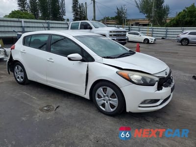 Czwarte zdjęcie samochodu z boku: 2016 KIA FORTE LX VIN:KNAFK5A86G5636616 - miniatura
