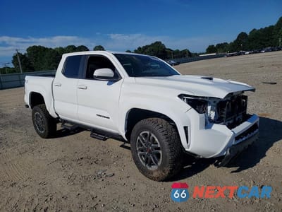 Czwarte zdjęcie samochodu z boku: 2026 TOYOTA TACOMA TRD SPORT VIN:3TMLB5JN4TM254276 - miniatura