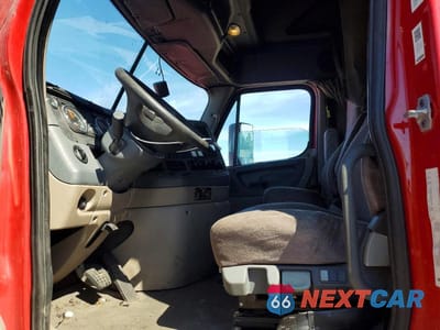 Piąte zdjęcie samochodu w środku: 2017 FREIGHTLINER CASCADIA 125 VIN:3AKJGLDR0HSGP6386 - miniatura