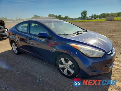 Czwarte zdjęcie samochodu z boku: 2013 HYUNDAI ELANTRA GLS VIN:5NPDH4AE0DH314266 - miniatura