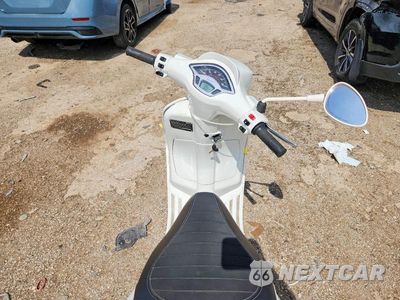 Zdjęcie 6 z 9 samochodu: 2023 VESPA PRIMAVERA/SPRINT 50 VIN:ZAPCA06BXP5202813 - miniatura