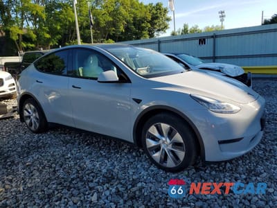 Czwarte zdjęcie samochodu z boku: 2023 TESLA MODEL Y VIN:7SAYGDEE5PA117496 - miniatura