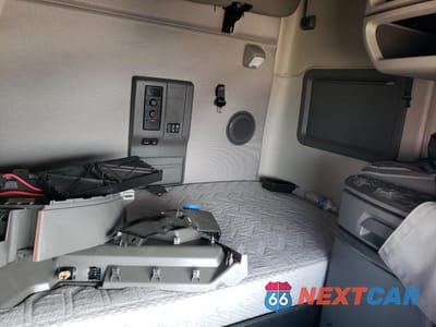 Zdjęcie 6 z 10 samochodu: 2023 VOLVO VN VNL VIN:4V4NC9EH4PN624563 - miniatura