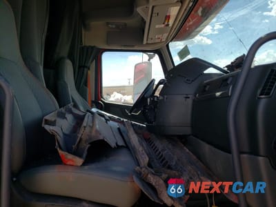 Piąte zdjęcie samochodu w środku: 2023 VOLVO VN VNL VIN:4V4NC9EH4PN624563 - miniatura