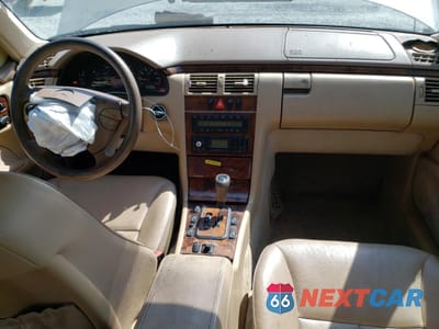 Zdjęcie 8 z 12 samochodu: 2000 MERCEDES-BENZ E 320 VIN:WDBJF65J4YB057100 - miniatura