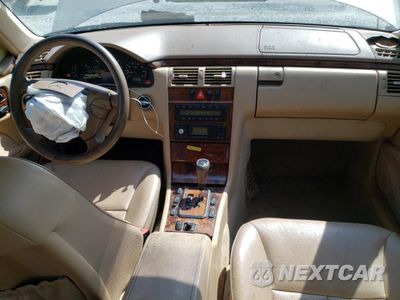 Zdjęcie 8 z 12 samochodu: 2000 MERCEDES-BENZ E 320 VIN:WDBJF65J4YB057100 - miniatura