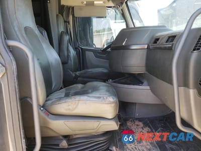 Piąte zdjęcie samochodu w środku: 2020 VOLVO VN VNL VIN:4V4NC9EH6LN243095 - miniatura