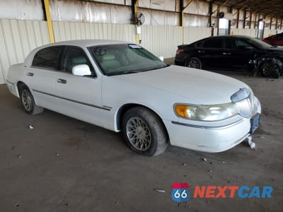 Czwarte zdjęcie samochodu z boku: 2002 LINCOLN TOWN CAR SIGNATURE VIN:1LNHM82W02Y661308 - miniatura