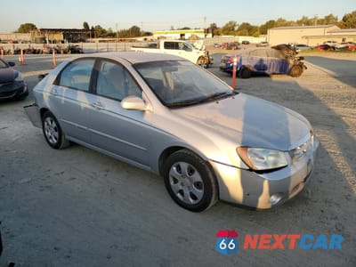 Czwarte zdjęcie samochodu z boku: 2006 KIA SPECTRA LX VIN:KNAFE122365310796 - miniatura