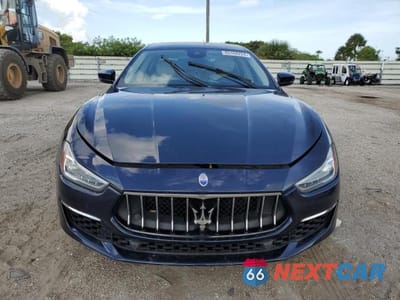 Piąte zdjęcie samochodu w środku: 2019 MASERATI GHIBLI S VIN:ZAM57YTL2K1322055 - miniatura