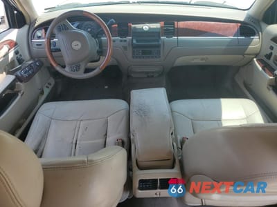 Zdjęcie 8 z 13 samochodu: 2004 LINCOLN TOWN CAR ULTIMATE LONG WHEELBASE VIN:1LNHM85W24Y652396 - miniatura