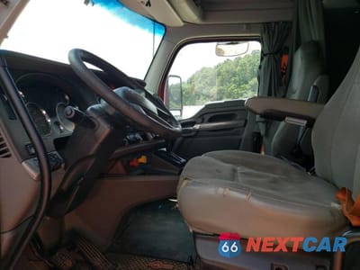 Piąte zdjęcie samochodu w środku: 2018 KENWORTH CONSTRUCTION T680 VIN:1XKYD49X1JJ204112 - miniatura