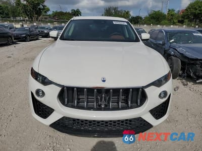 Piąte zdjęcie samochodu w środku: 2022 MASERATI LEVANTE BASE VIN:ZN661XUA4NX394635 - miniatura