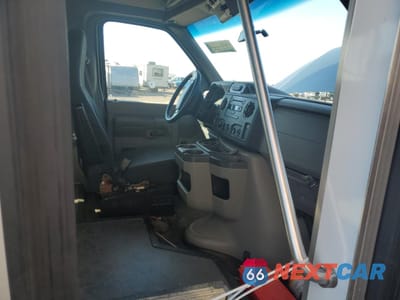 Piąte zdjęcie samochodu w środku: 2017 FORD ECONOLINE E350 SUPER DUTY CUTAWAY VAN VIN:1FDEE3FS8HDC55836 - miniatura