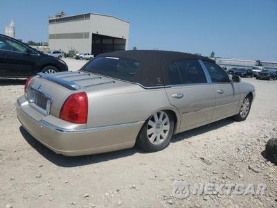 Trzecie zdjęcie samochodu z tyłu: 2004 LINCOLN TOWN CAR ULTIMATE LONG WHEELBASE VIN:1LNHM85W24Y652396 - miniatura
