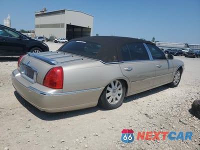 Trzecie zdjęcie samochodu z tyłu: 2004 LINCOLN TOWN CAR ULTIMATE LONG WHEELBASE VIN:1LNHM85W24Y652396 - miniatura