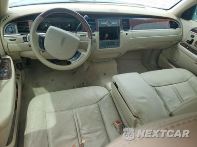 Zdjęcie 8 z 13 samochodu: 2006 LINCOLN TOWN CAR SIGNATURE LIMITED VIN:1LNHM82V86Y626139 - miniatura