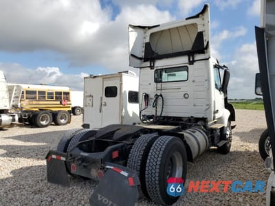 Czwarte zdjęcie samochodu z boku: 2019 VOLVO VNR VIN:4V4W39EG3KN226149 - miniatura