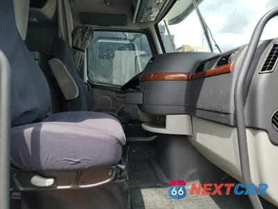 Piąte zdjęcie samochodu w środku: 2012 VOLVO VN VNL VIN:4V4NC9EJ6CN544761 - miniatura