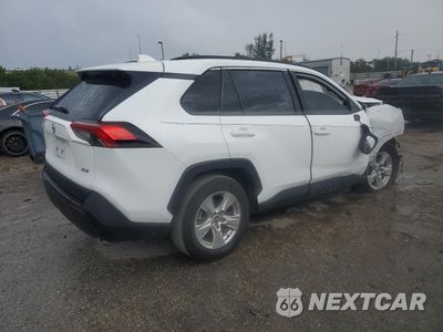 Trzecie zdjęcie samochodu z tyłu: 2021 TOYOTA RAV4 XLE VIN:2T3W1RFV3MW164648 - miniatura
