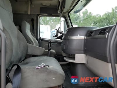 Piąte zdjęcie samochodu w środku: 2011 VOLVO VN VNL VIN:4V4NC9EH0BN294400 - miniatura