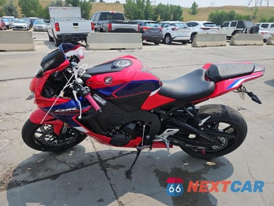 Trzecie zdjęcie samochodu z tyłu: 2023 HONDA CBR1000 RR VIN:JH2SC7718PK600519 - miniatura