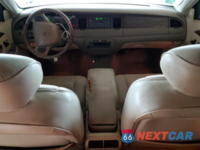 Zdjęcie 8 z 12 samochodu: 2002 LINCOLN TOWN CAR SIGNATURE VIN:1LNHM82W02Y661308 - miniatura