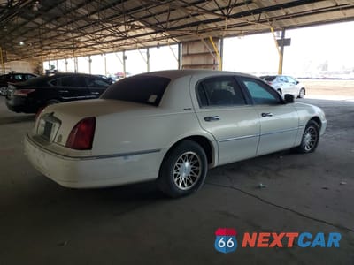 Trzecie zdjęcie samochodu z tyłu: 2002 LINCOLN TOWN CAR SIGNATURE VIN:1LNHM82W02Y661308 - miniatura