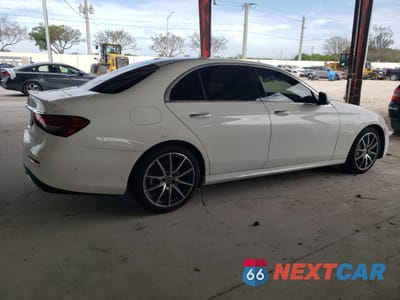 Trzecie zdjęcie samochodu z tyłu: 2022 MERCEDES-BENZ E 350 VIN:W1KZF8DB7NB053490 - miniatura