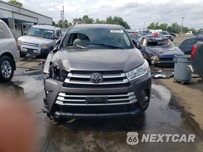 Piąte zdjęcie samochodu w środku: 2017 TOYOTA HIGHLANDER LE VIN:5TDBZRFH4HS417856 - miniatura