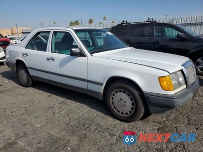 Czwarte zdjęcie samochodu z boku: 1986 MERCEDES-BENZ 300 E VIN:WDBEA30DXGA269701 - miniatura