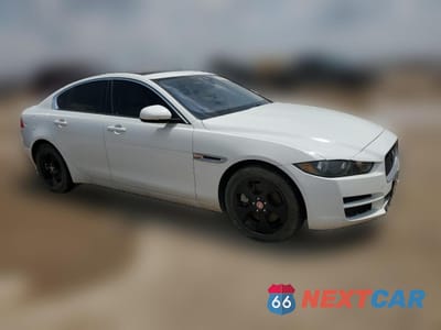 Czwarte zdjęcie samochodu z boku: 2018 JAGUAR XE VIN:SAJAR4FX0JCP27825 - miniatura