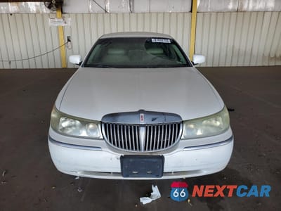 Piąte zdjęcie samochodu w środku: 2002 LINCOLN TOWN CAR SIGNATURE VIN:1LNHM82W02Y661308 - miniatura