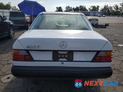 Zdjęcie 6 z 12 samochodu: 1986 MERCEDES-BENZ 300 E VIN:WDBEA30DXGA269701 - miniatura