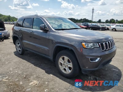 Czwarte zdjęcie samochodu z boku: 2017 JEEP GRAND CHEROKEE LAREDO VIN:1C4RJFAG6HC826056 - miniatura