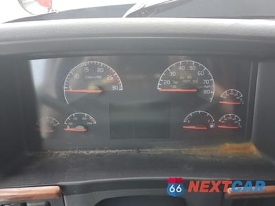 Zdjęcie 8 z 10 samochodu: 2007 VOLVO VN VNL VIN:4V4NC9GH17N442235 - miniatura