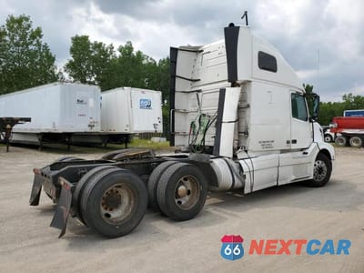 Czwarte zdjęcie samochodu z boku: 2011 VOLVO VN VNL VIN:4V4NC9EH0BN294400 - miniatura