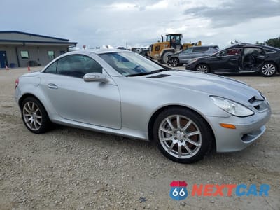 Czwarte zdjęcie samochodu z boku: 2005 MERCEDES-BENZ SLK 350 VIN:WDBWK56F55F061568 - miniatura