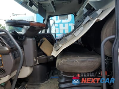 Piąte zdjęcie samochodu w środku: 2013 VOLVO VN VNL VIN:4V4NC9TH5DN141453 - miniatura